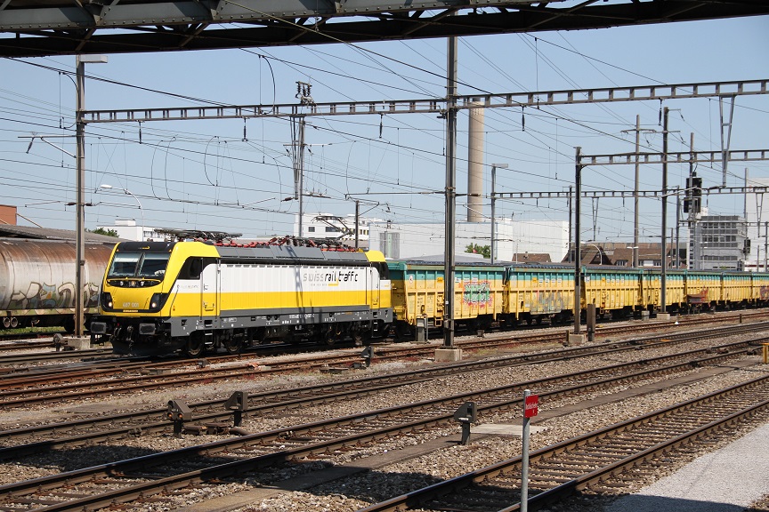 487 001 mit Müllzug in Pratteln in ri. Muttenz Rbf. Aufgenommen am 05.06.15