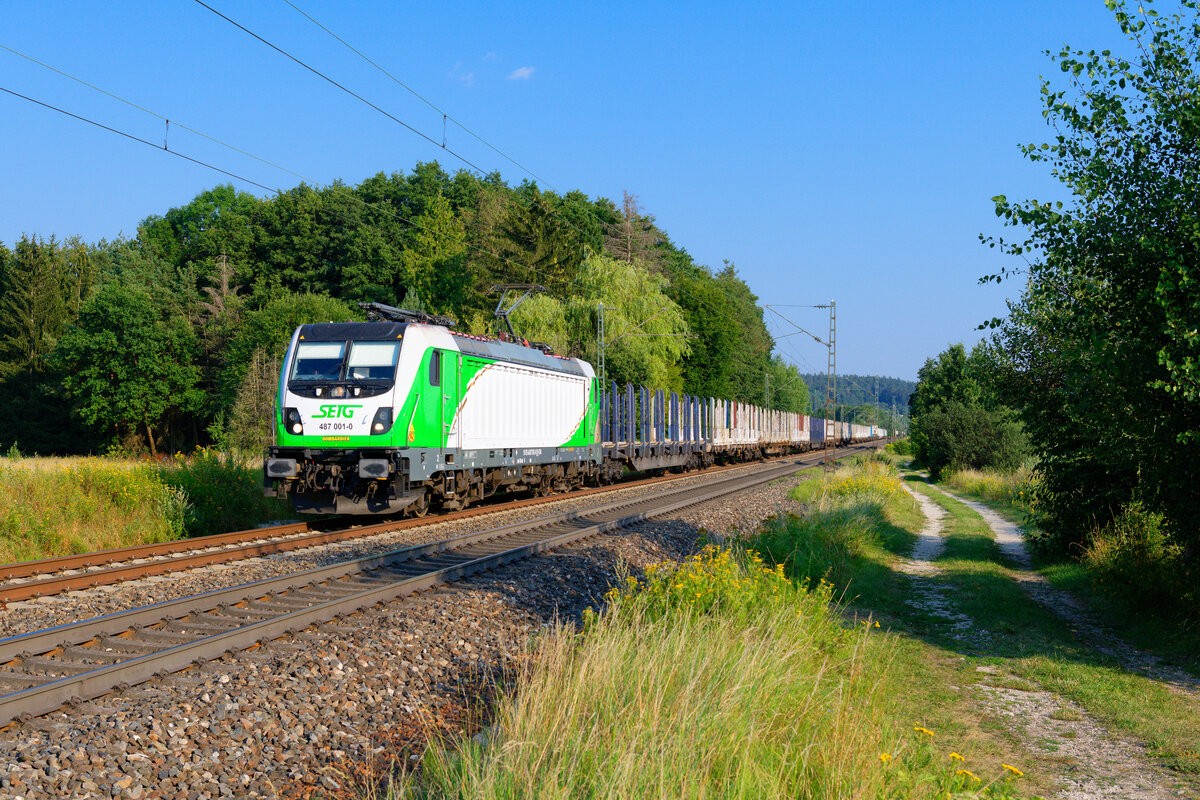 487 001 SETG mit einem leeren Holzzug bei Postbauer-Heng Richtung Nürnberg, 09.08.20