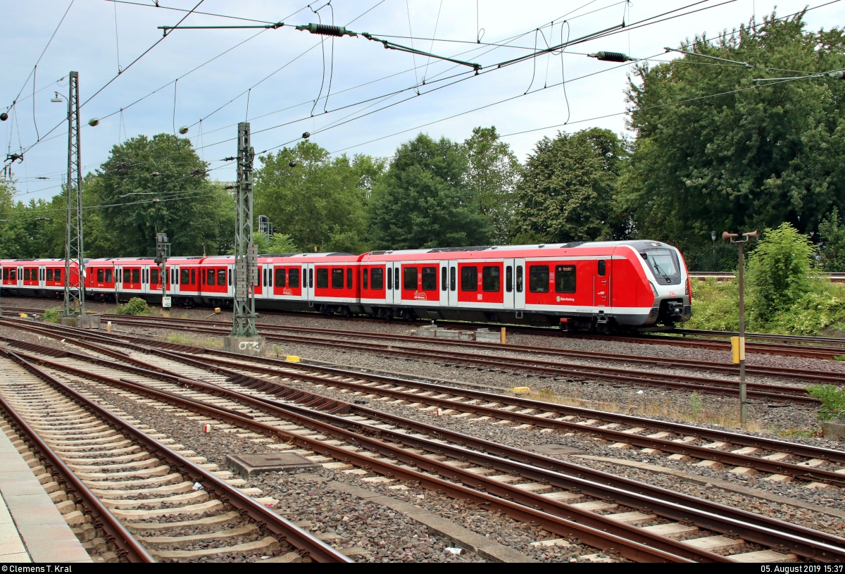 490 003-1 und (nicht zu sehen) 490 ??? der S-Bahn Hamburg als S21 von Hamburg Elbgaustraße nach Hamburg-Bergedorf erreichen Hamburg Hbf (S-Bahn) auf Gleis 4.
[5.8.2019 | 15:37 Uhr]