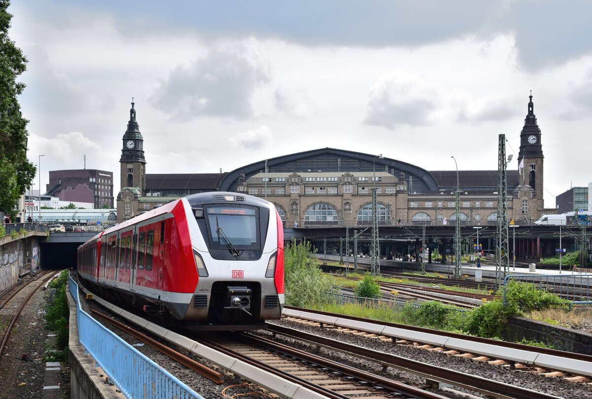 490 014 verlääst soeben den Hamburger Hbf.

Hamburg 27.07.2021