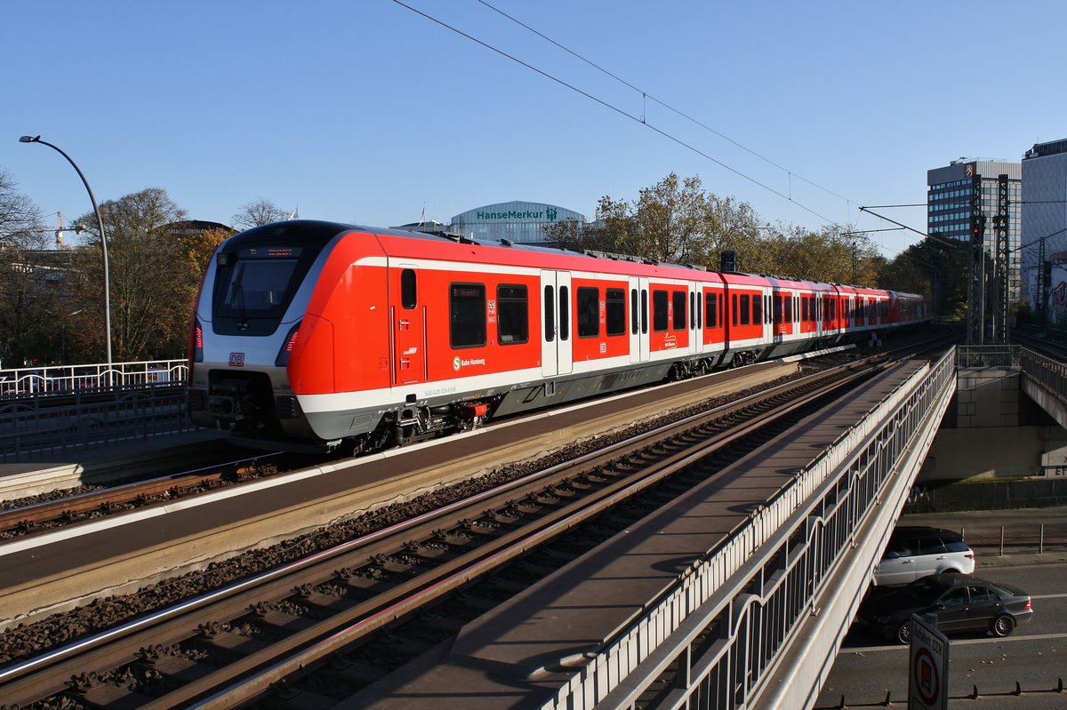 490 028-8 fährt am 10.11.2019 als S21 von Pinneberg nach Hamburg-Bergedorf aus Hamburg Dammtor aus.