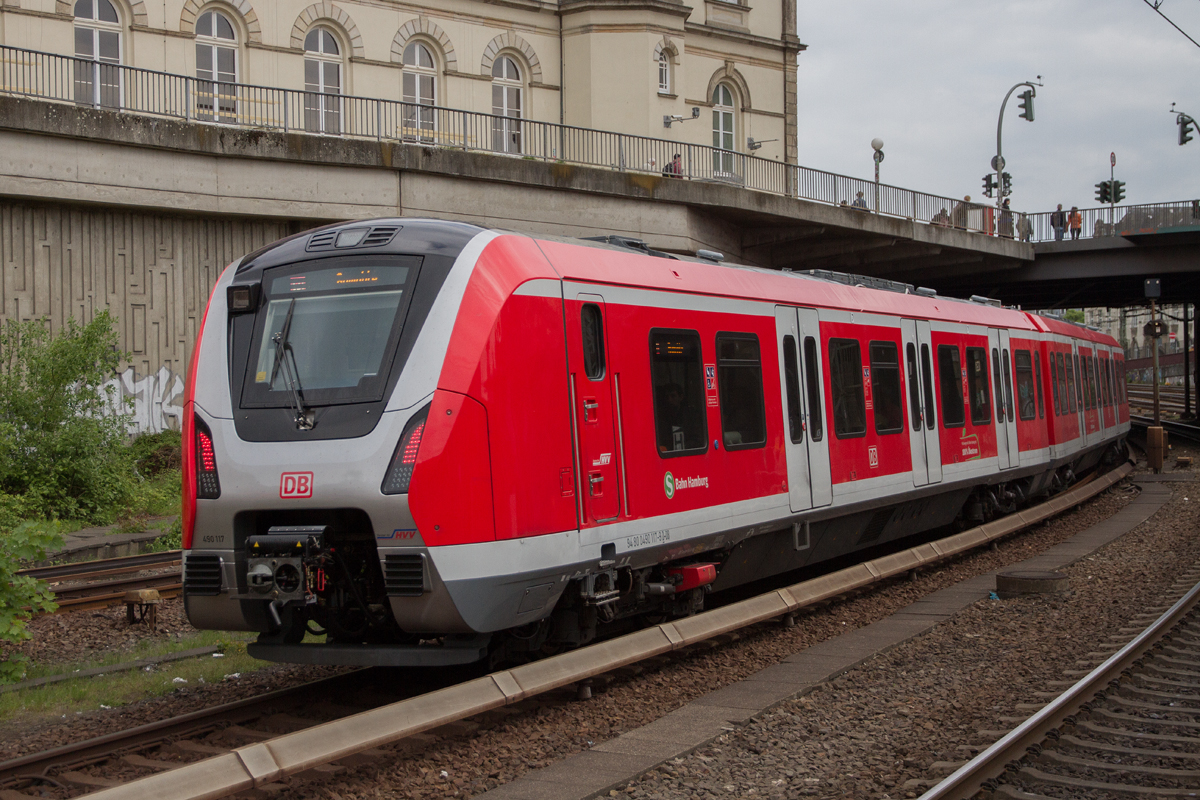 490 117-9 der S-Bahn Hamburg verlässt Hamburg Hauptbahnhof als S21 nach Aumühle, am 17.05.2019.