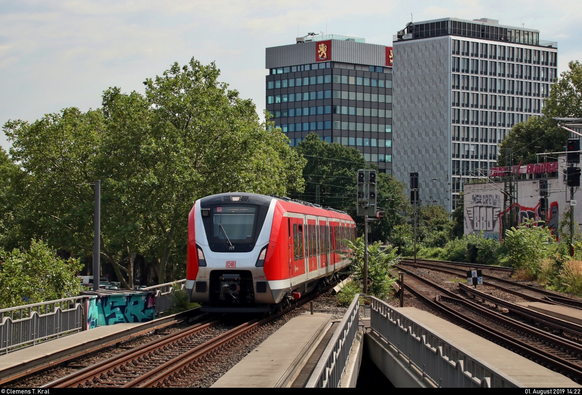 490 124 und 490 ??? der S-Bahn Hamburg als S21 von Aumühle nach Hamburg Elbgaustraße erreichen den Hp Hamburg Dammtor auf der Hamburg-Altonaer Verbindungsbahn (KBS 137.1).
Aufgenommen am Ende des Bahnsteigs 1/2.
[1.8.2019 | 14:22 Uhr]