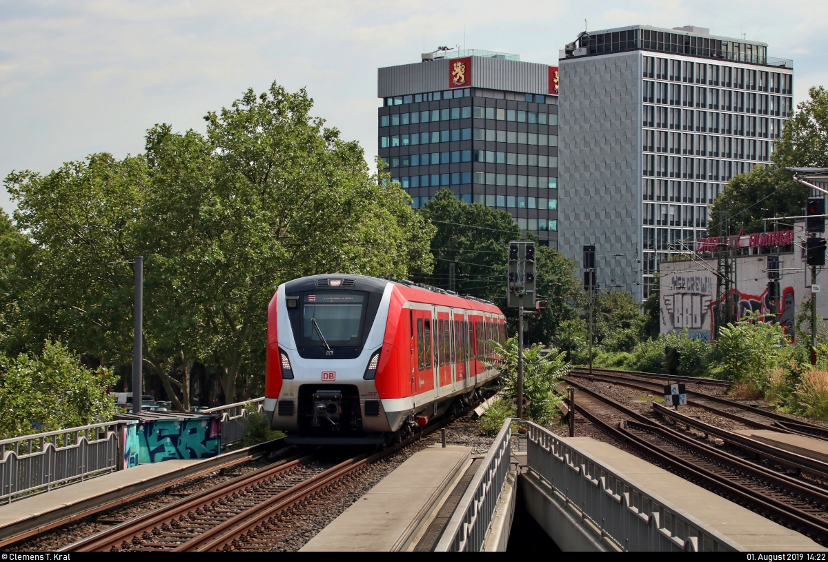 490 124 und 490 ??? der S-Bahn Hamburg als S21 von Aumühle nach Hamburg Elbgaustraße erreichen den Hp Hamburg Dammtor auf der Hamburg-Altonaer Verbindungsbahn (KBS 137.1).
Aufgenommen am Ende des Bahnsteigs 1/2.
[1.8.2019 | 14:22 Uhr]