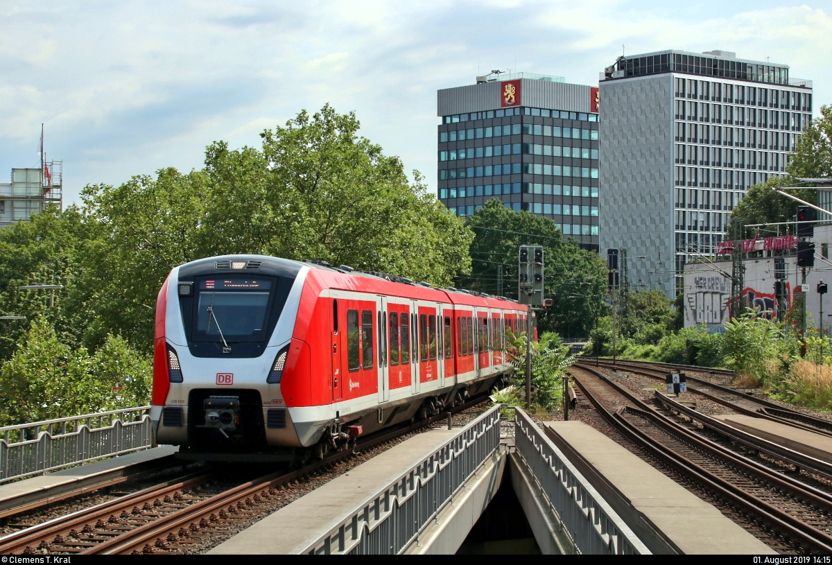 490 609-5 und 490 610-3 der S-Bahn Hamburg als S21 von Hamburg-Bergedorf nach Hamburg Elbgaustraße erreichen den Hp Hamburg Dammtor auf der Hamburg-Altonaer Verbindungsbahn (KBS 137.1).
Aufgenommen am Ende des Bahnsteigs 1/2.
[1.8.2019 | 14:15 Uhr]