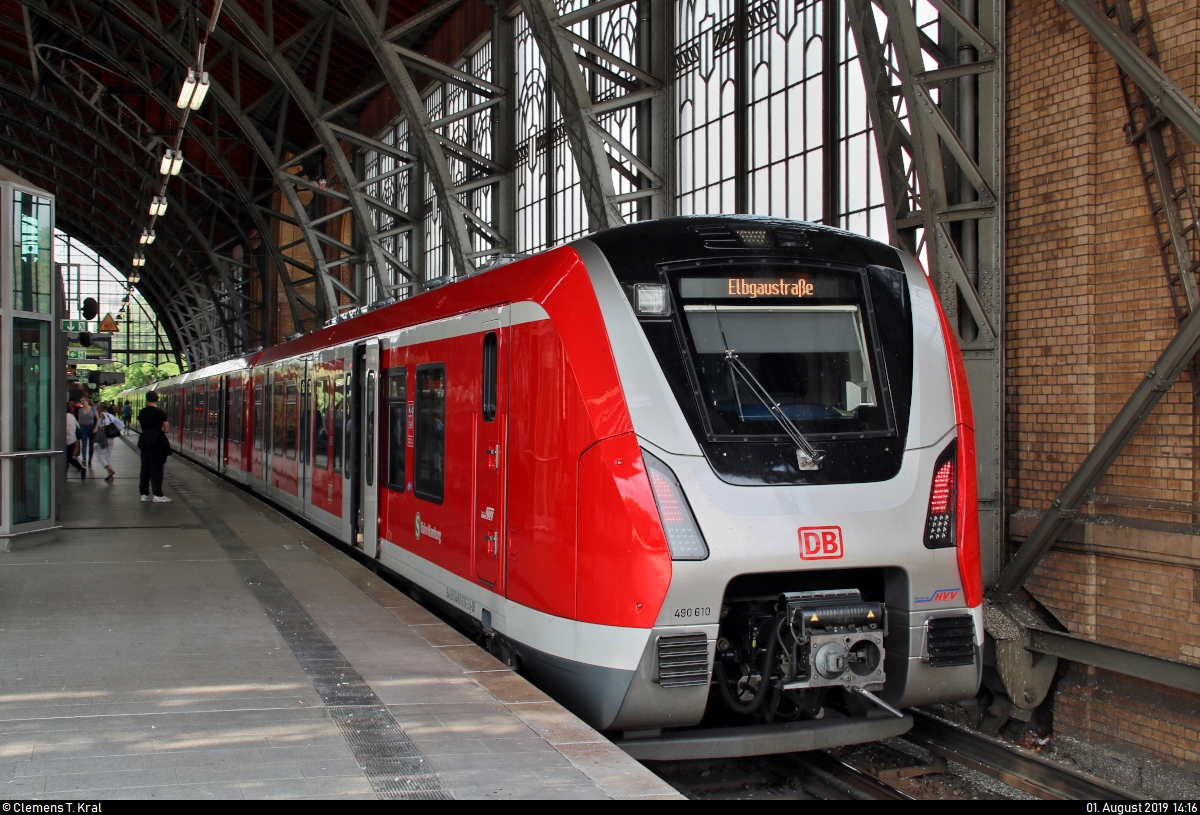 490 610-3 und 490 609-5 der S-Bahn Hamburg als S21 von Hamburg-Bergedorf nach Hamburg Elbgaustraße stehen im Hp Hamburg Dammtor auf der Hamburg-Altonaer Verbindungsbahn (KBS 137.1).
Aufgenommen am Ende des Bahnsteigs 1/2.
[1.8.2019 | 14:16 Uhr]
