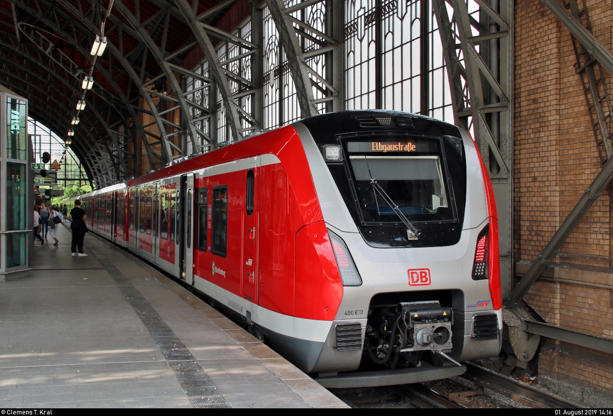 490 610-3 und 490 609-5 der S-Bahn Hamburg als S21 von Hamburg-Bergedorf nach Hamburg Elbgaustraße stehen im Hp Hamburg Dammtor auf der Hamburg-Altonaer Verbindungsbahn (KBS 137.1).
Aufgenommen am Ende des Bahnsteigs 1/2.
[1.8.2019 | 14:16 Uhr]