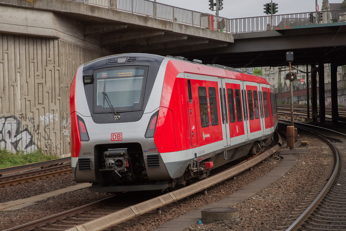 490 610-3 der S-Bahn Hamburg verlässt Hamburg Hauptbahnhof als S21 nach Aumühle, am 17.05.2019.