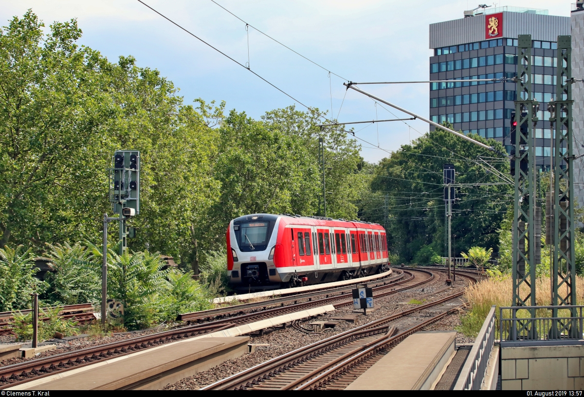490 619 und 490 ??? der S-Bahn Hamburg als Leerfahrt durchfahren den Hp Hamburg Dammtor auf der Hamburg-Altonaer Verbindungsbahn (KBS 137.1) Richtung Hamburg-Altona.
Aufgenommen am Ende des Bahnsteigs 3/4.
[1.8.2019 | 13:57 Uhr]