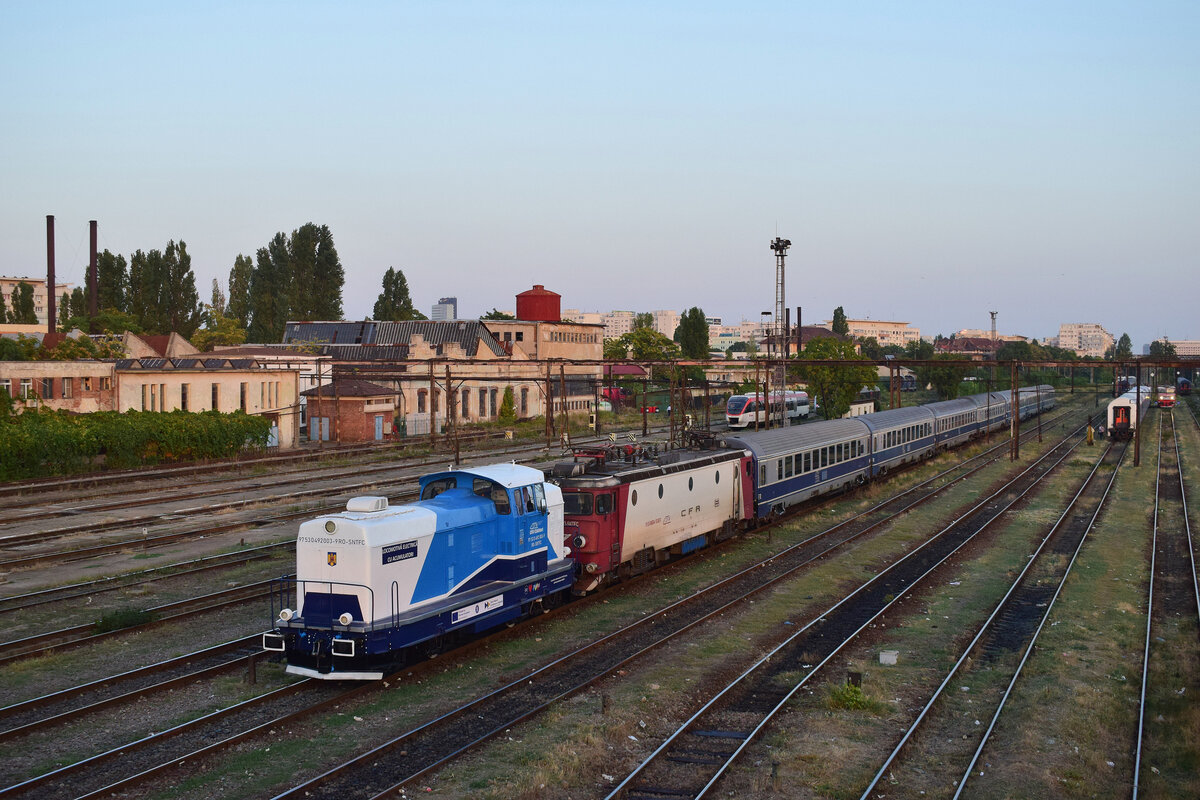 492 003-9 rangiert 410 034-1 mit ihrem Zug im Depot Bukarest Nord.

Bukarest 03.09.2025