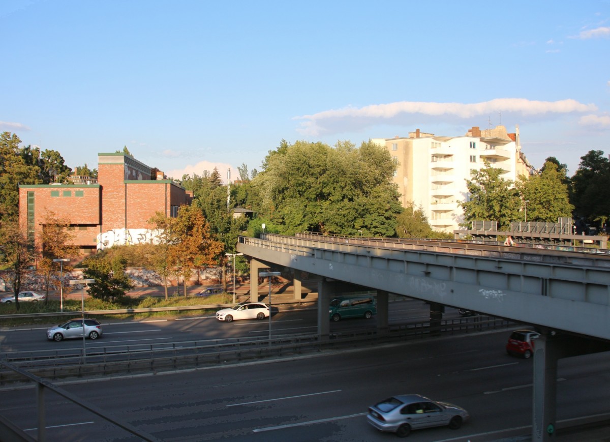 4.9.2015 Verbindungskurve Grunewald - Ringbahn ostwärts, ein Gleis nur noch in Betrieb. Links ein verklinkerter Bahnbau im Brademann-Stil, dessen Bedeutung mir leider unbekannt ist (Hinweise willkommen). Aus umgeleiteten IC 2431 aufgenommen.