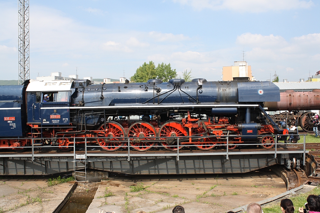 498 104 am 12.April 2014 auf der Drehscheibe im Depot Bratislava Vchod. 