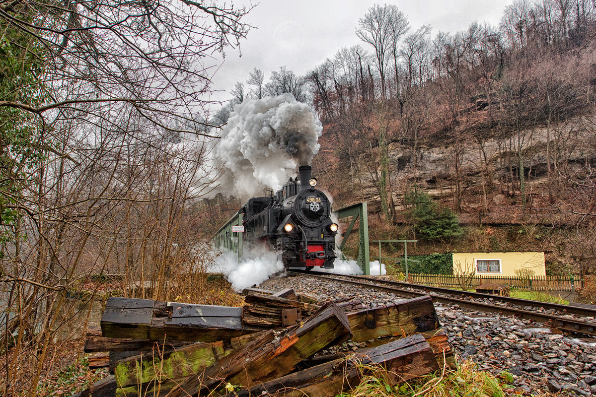 498.04 bringt einen voll besetzten Adventzug von Steyr Richtung Grünburg. 08.12.2017
