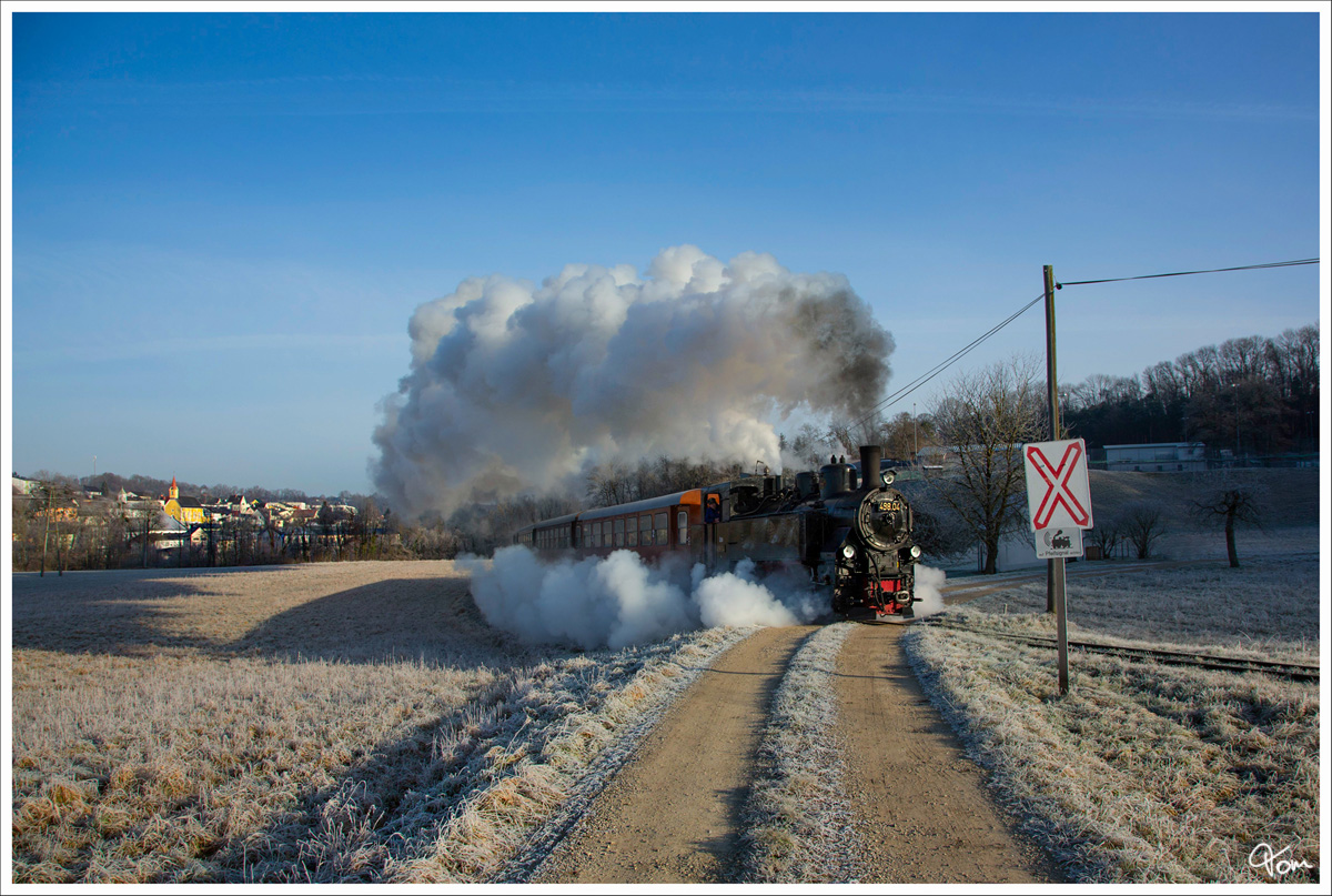 498.04 dampft mit einem Adventzug von Steyr nach Grünburg, durch das winterliche Steyrtal. Neuzeug 4.12.2016