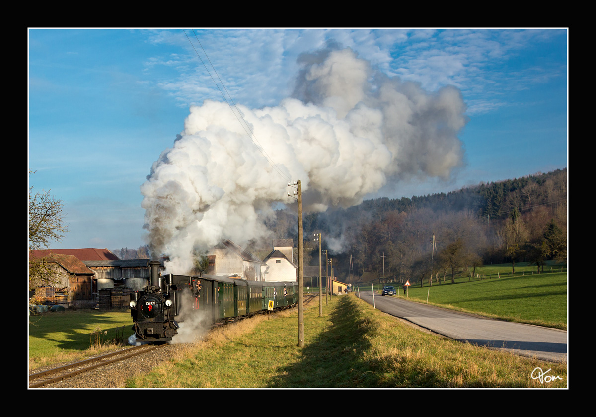 498.04 dampft mit einem Adventzug von Steyr nach Grünburg, durch das Steyrtal. Ausfahrt Sommerhubermühle 4.12.2016
