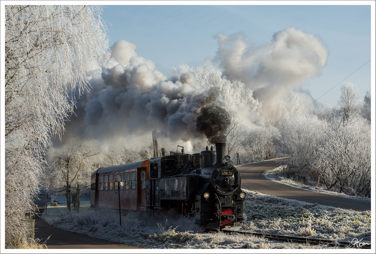 498.04 dampft mit einem Adventzug von Steyr nach Grünburg, durch das winterliche Steyrtal. Aschach 4.12.2016