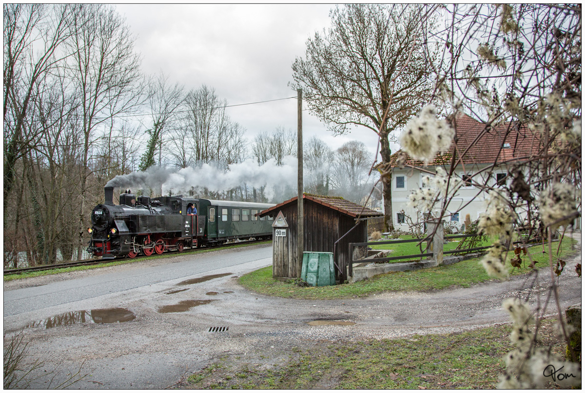 498.04 fährt mit einem Adventzug aus der Haltestelle Letten.
08.12.2018