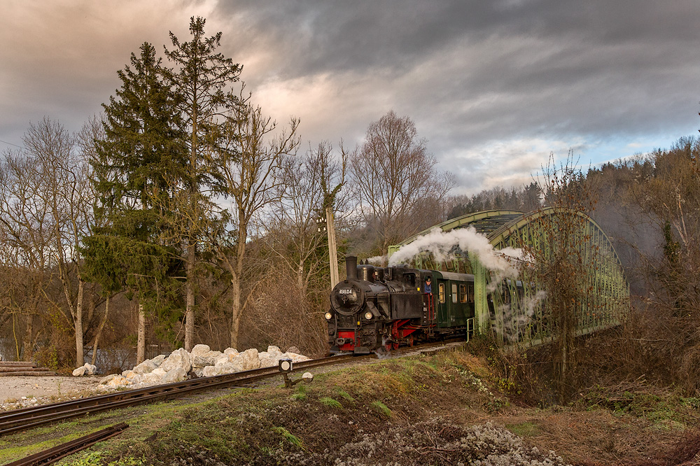 498.04 mit einem Adventzug am 8.12.2018 bei der Brücke über die Steyr