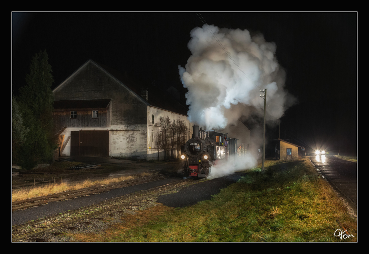 498.04 mit einem Holzzug bei der Ausfahrt aus Sommerhubermühle.
4.1.2008