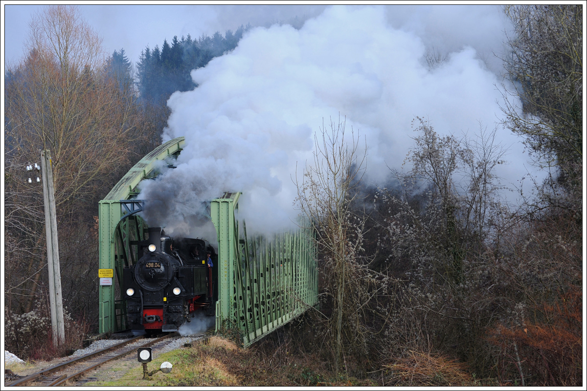 498.04 der ÖGEG am 8.12.2016 bei der Querung der Steyr kurz vor Grünburg.