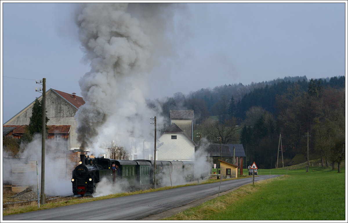 498.04 der ÖGEG am 8.12.2016 bei der Ausfahrt aus Sommerhubermühle.
