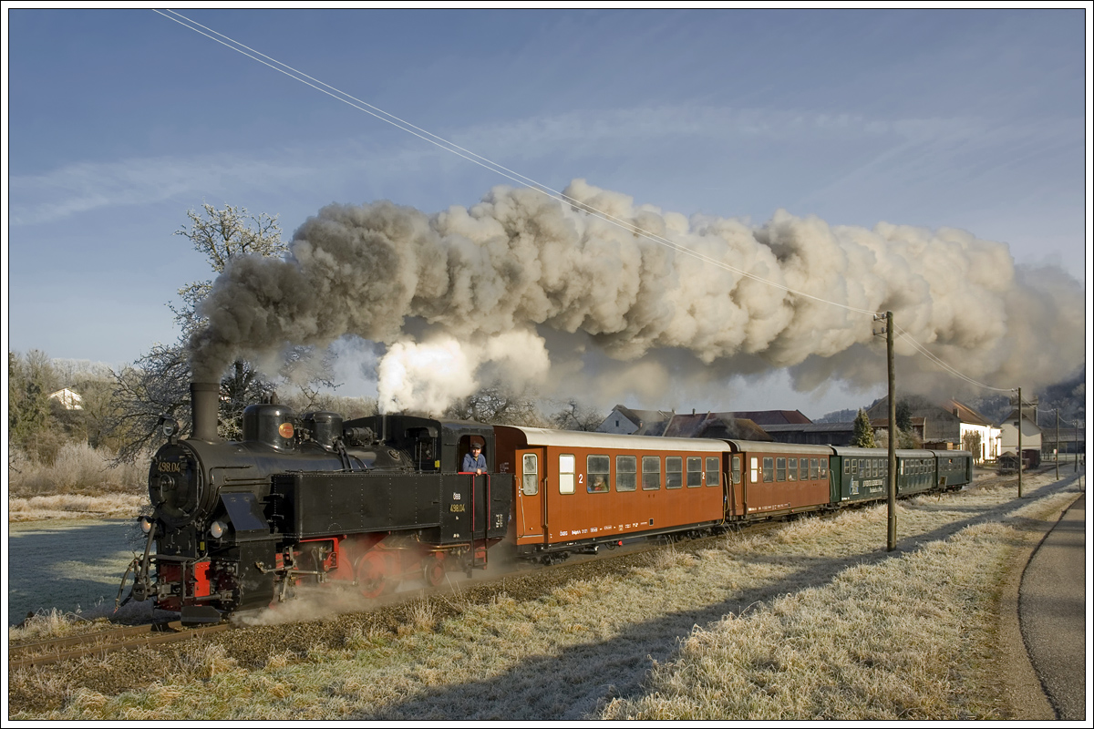 498.04 der ÖGEG auf der Steyrtalbahn am 4.12.2016 in Sommerhubermühle.