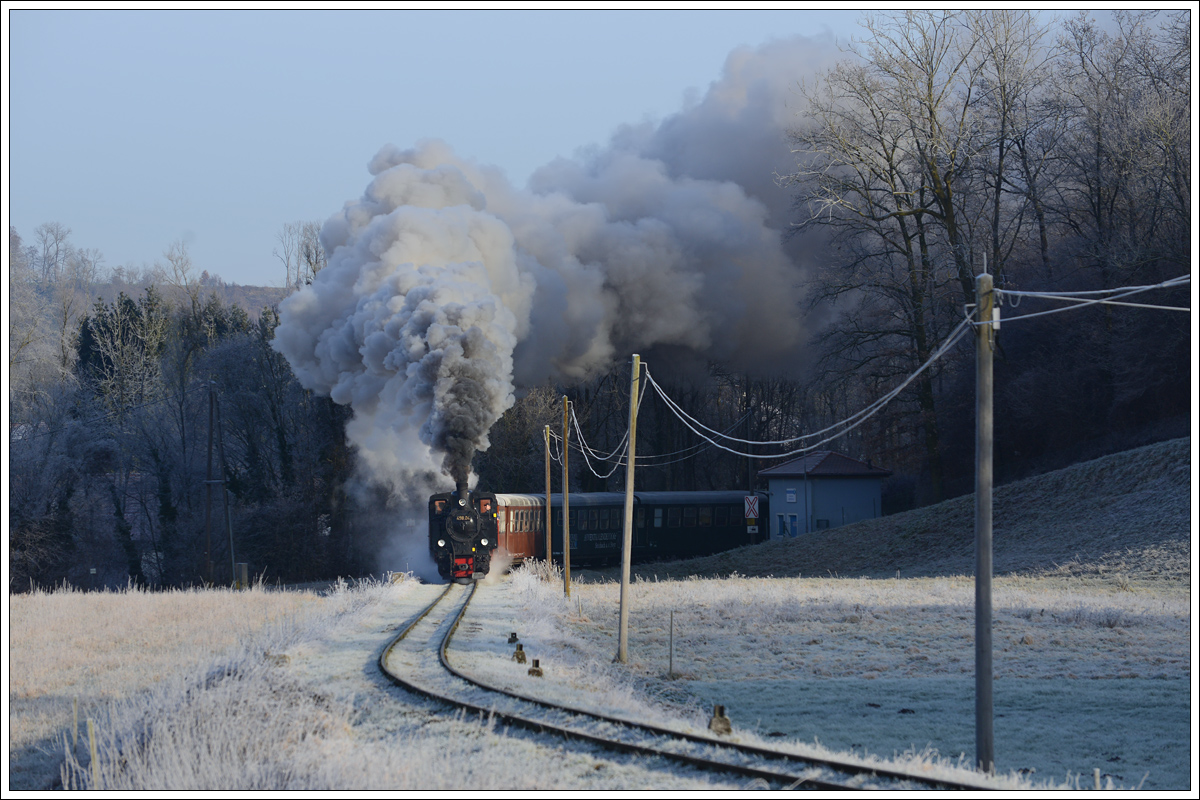 498.04 der ÖGEG auf der Steyrtalbahn am 4.12.2016 in Neuzeug.