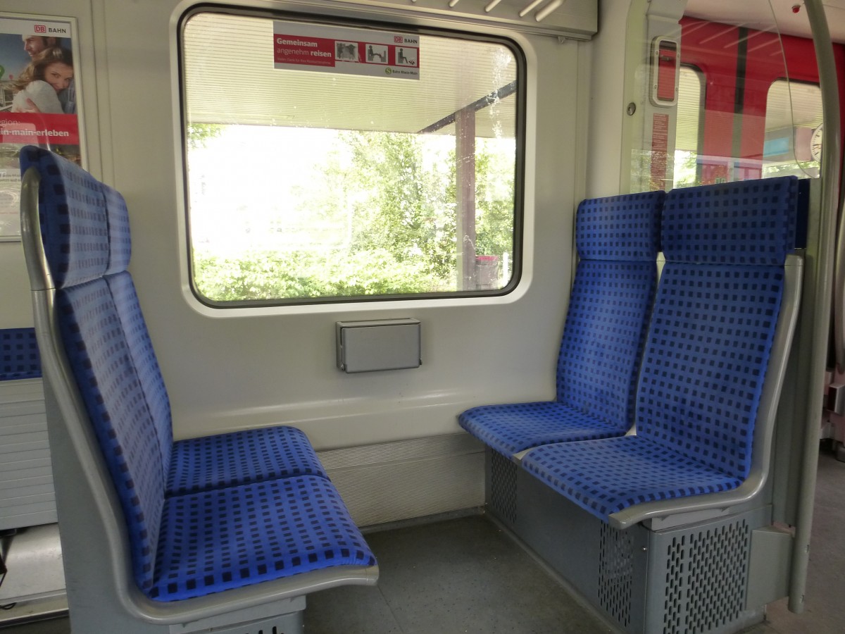 4er Sitzgruppe in einem ET 423, wie er im Rhein-Main Gebiet zu finden ist.

Fotografiert am 23.08.2013.
