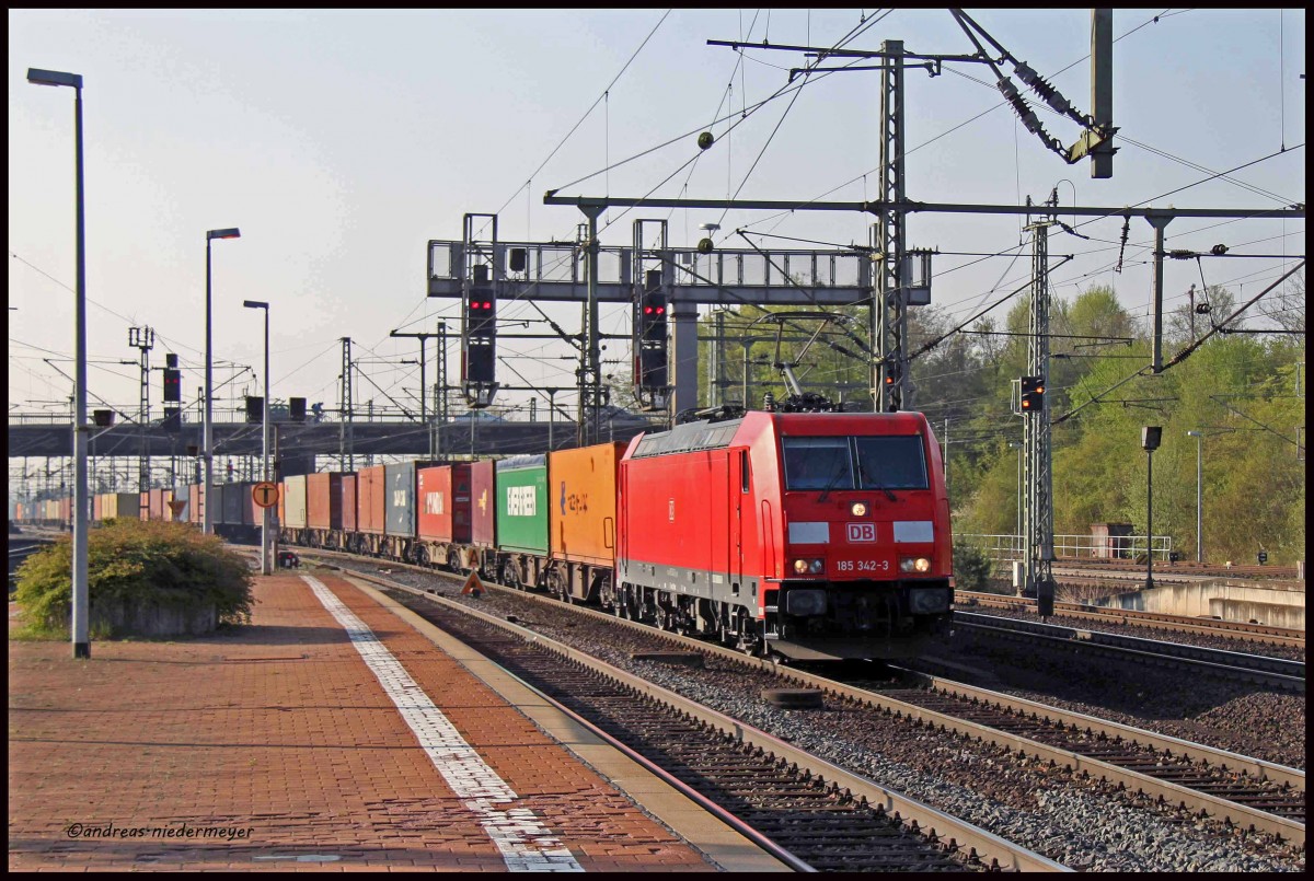 4x 185er in Kassel-Wilhelmshöhe: hier die 185 342-3 mit Containerzug (23.4.2015).