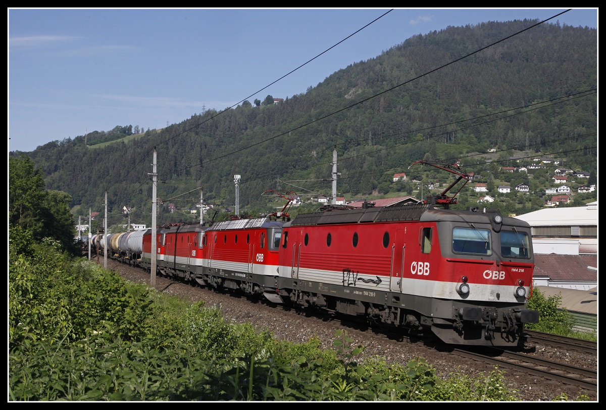 4x1144, an der Spitze die 1144 216 fahren mit einem Güterzug am 3.06.2020 bei Kapfenberg durchs Mürztal.