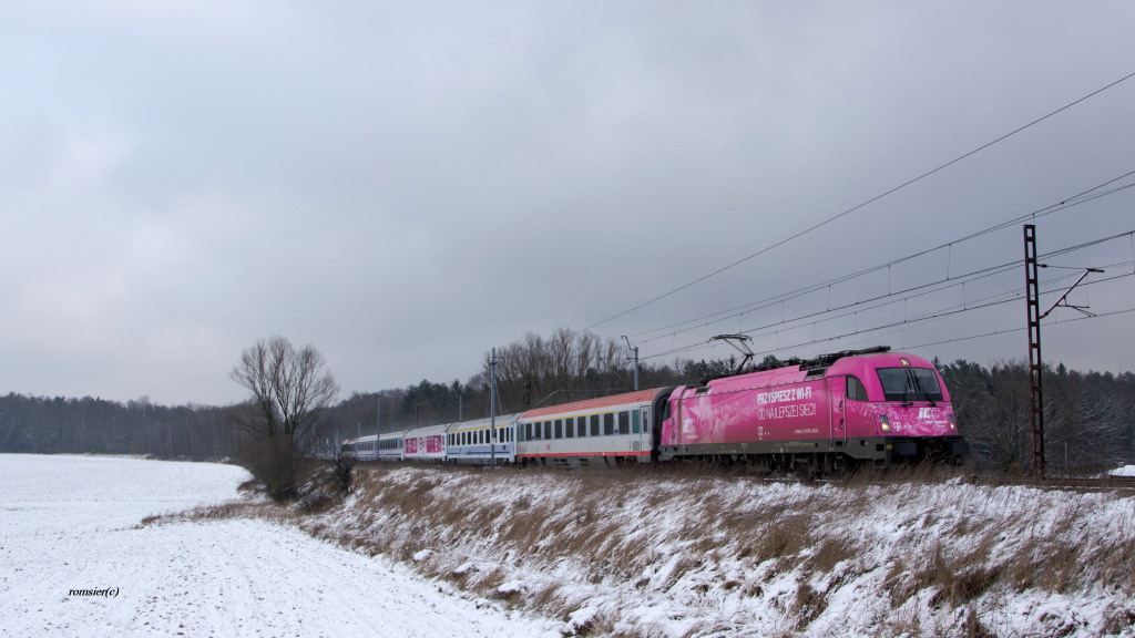 5 370 001 mit EC 103 POLONIA von Warszawa Wschodnia nach Wien Westbahnhof bei Tychy(Tichau) am 2014.12.29. Sie 2014.11.21 folgte eine der Farbe weis(Opener Festiwal)auf rosig(T-Mobile).