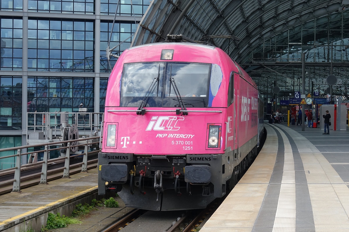 5 370 001 der PKP IC mit dem Berlin-Warszawa-Express bei der Ausfahrt in Berlin Hauptbahnhof am 22.04.2017. Die Werbefolie zeigt erste Auflösungserscheinungen.