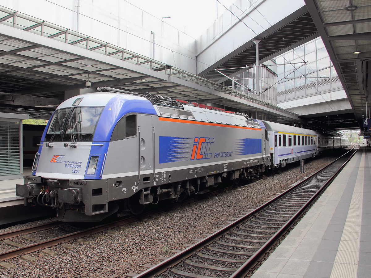 5 370 005 mit EC 179 nach  Praha hl.n. steht im Bahnhof Berlin Südkreuz auf Gleis 5 am Sonntag den 26. April 2015 zur Abfahrt bereit.