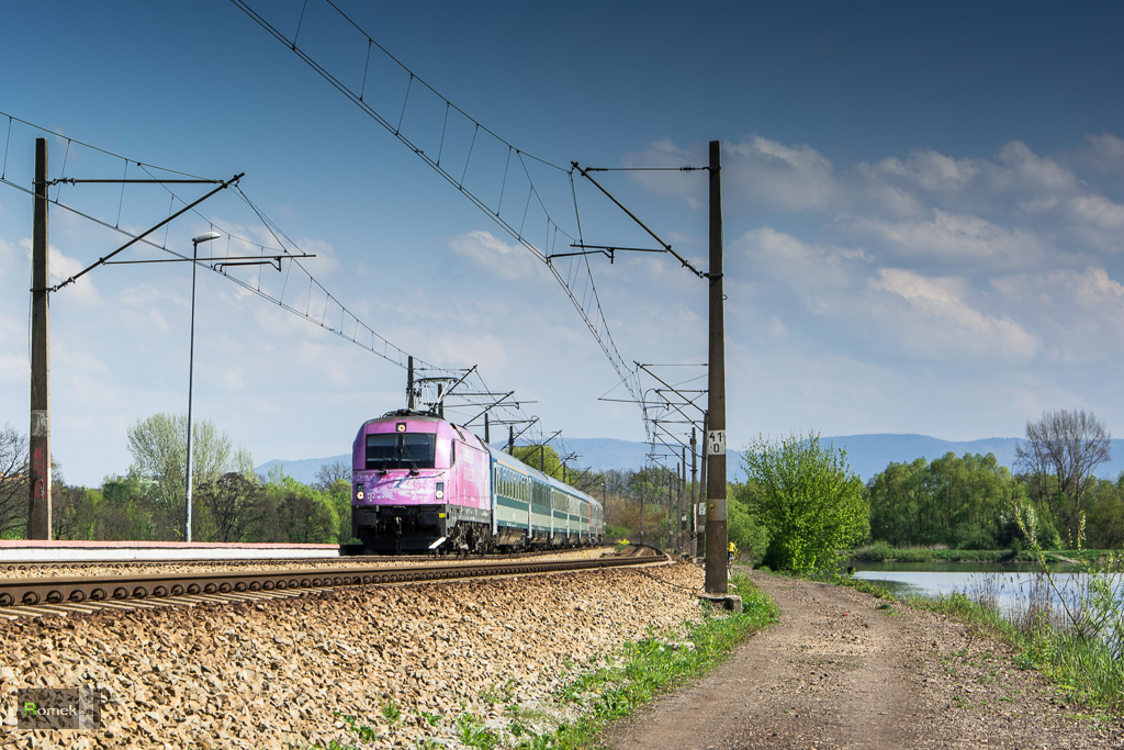 5 370 007der PKP Intercity mit einem EIC VARSOVIA von Budapest Keleti nach Warszawa Wsch.in Goczałkowice Zdrój(Bad Goczalkowitz)am 30.04.2016.