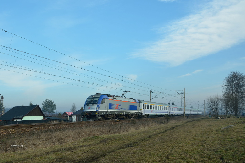 5 370 008 mit EIC 103 POLONIA von Warszawa Wsch.(Warschau Ostbf)nach Villach Hbf bei Tychy(Tichau)am 28.02.2014.
