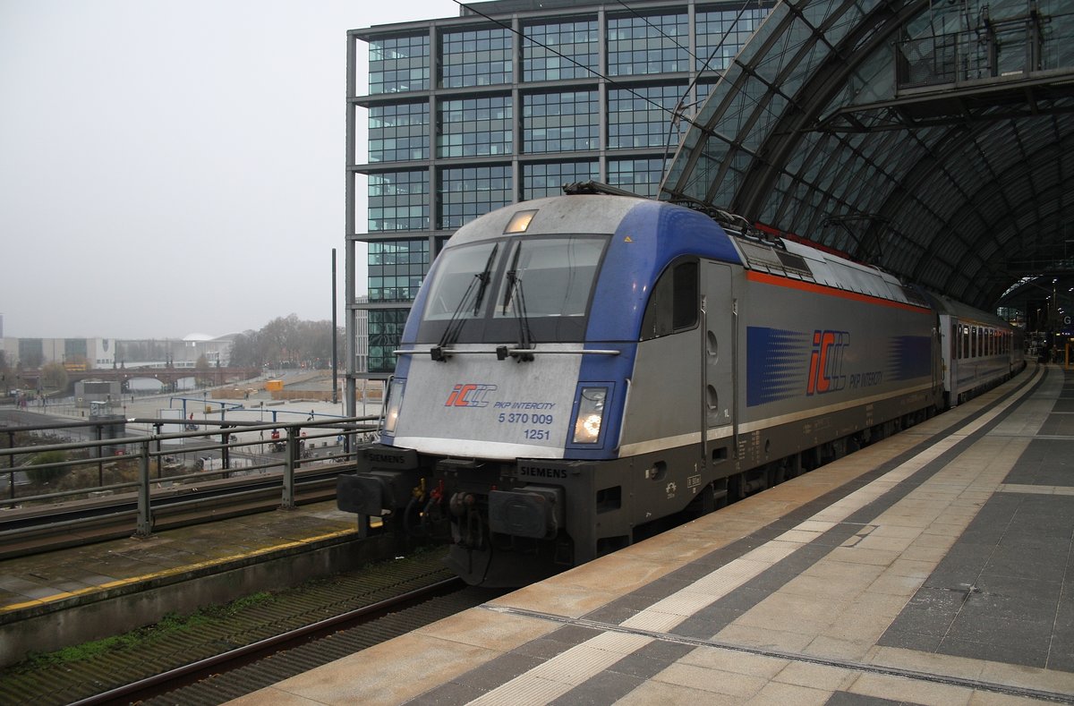 5 370 009 verlässt am 17.12.2016 mit dem EC43  Berlin-Warszawa-Express  nach Warszawa Wschodnia den Berliner Hauptbahnhof.