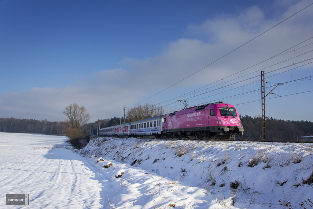 5 370 010 der PKP Intercity mit EIC POLONIA nach Wien Hbf bei Tychy(Tichau) am 03.02.2016).