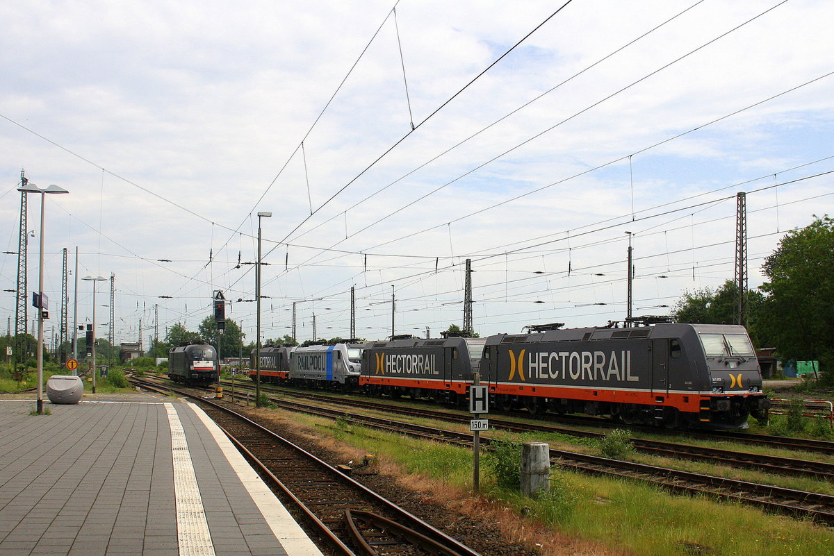 5 Loks hintereinander stehen in Krefeld-Hbf. 
Aufgenommen von Bahnsteig 4 in Krefeld-Hbf. 
Bei Sommerwetter am Mittag vom 28.5.2017. 