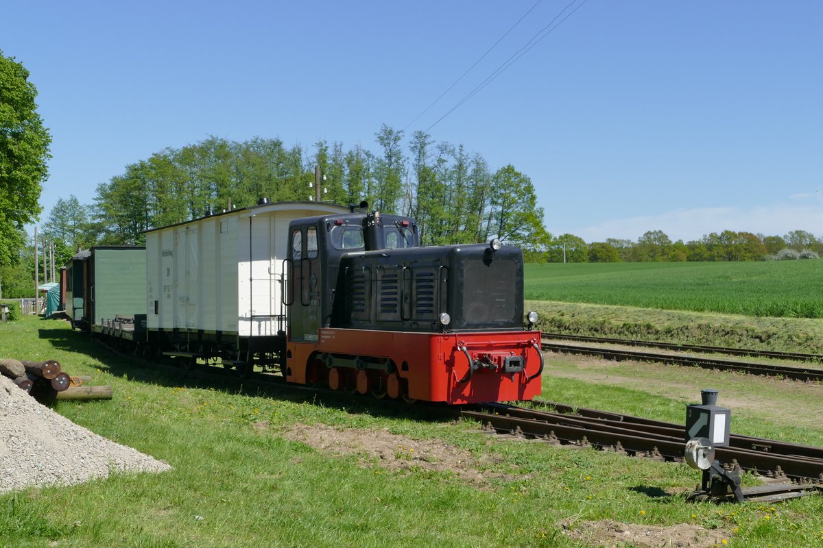 5. Mai 2018, Eisenbahnfest beim  Pollo , der Museumsbahn Lindenberg - Mesendorf. Die endlose Weite der Priegnitz! Mittendrin ein  Zügle . Diesellok V10 101 vor einem liebevoll restaurierten kurzen Güterzug.