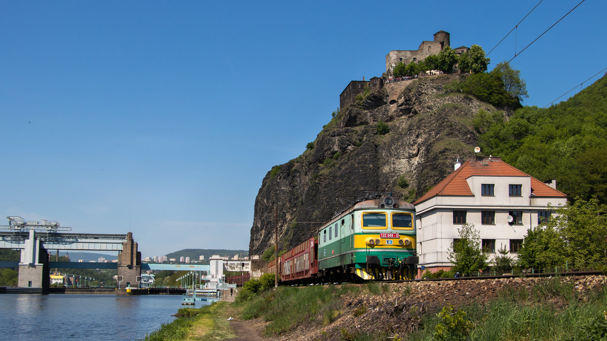 5. Mai 2018 in Usti nad Labem. Prima Wetter, tolle Burg im Hintergrund. Und eine altfarbene Elok der Baureihe 122 (122 049-0). Was will das Fotografenherz denn mehr??? 