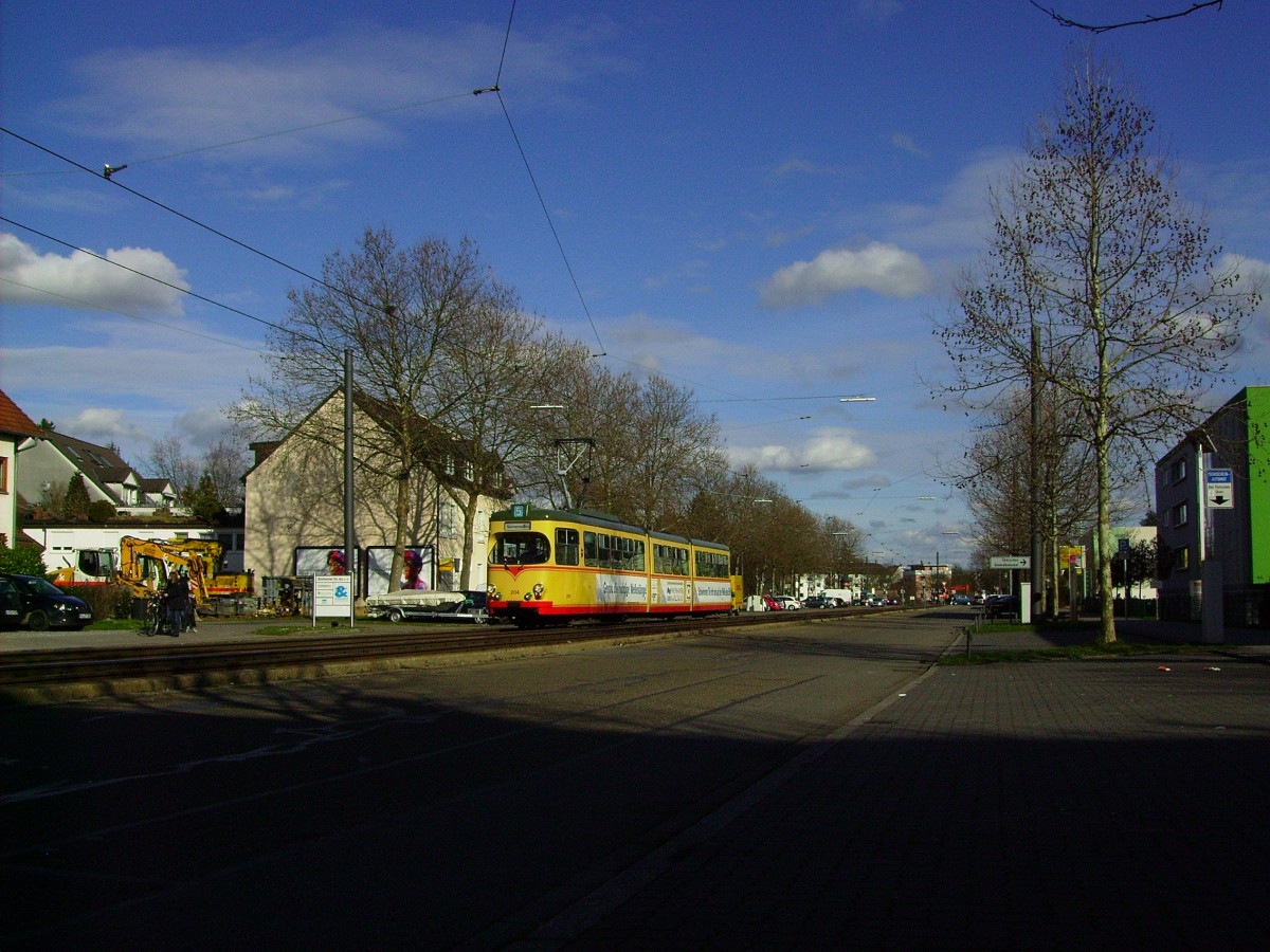 5 vor 12 in Rintheim! Am 28.02.2014 ging es noch einmal nach Rintheim, um dort die DWM-Wagen in Bild und Farbe festzuhalten, denn ab dem 03.03.2014 wir die Strecke saniert. Dies bedeutet das Aus für die Wagen der  Holzklasse  die der Karlsruher Linie 5 wohl einen bundesweiten Namen gemacht haben. Hier strebt Tw 204 auf der Rintheimer Straße gerade gen Westen.