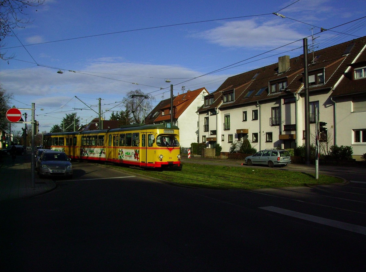 5 vor 12 in Rintheim! Am 28.02.2014 ging es noch einmal nach Rintheim, um dort die DWM-Wagen in Bild und Farbe festzuhalten, denn ab dem 03.03.2014 wir die Strecke saniert. Dies bedeutet das Aus für die Wagen der  Holzklasse  die der Karlsruher Linie 5 wohl einen bundesweiten Namen gemacht haben. Und so begegnete mir an diesem Tag Tw 213 auf dem Weg zum Rheinhafen beim Verlassen der Starthaltestelle.