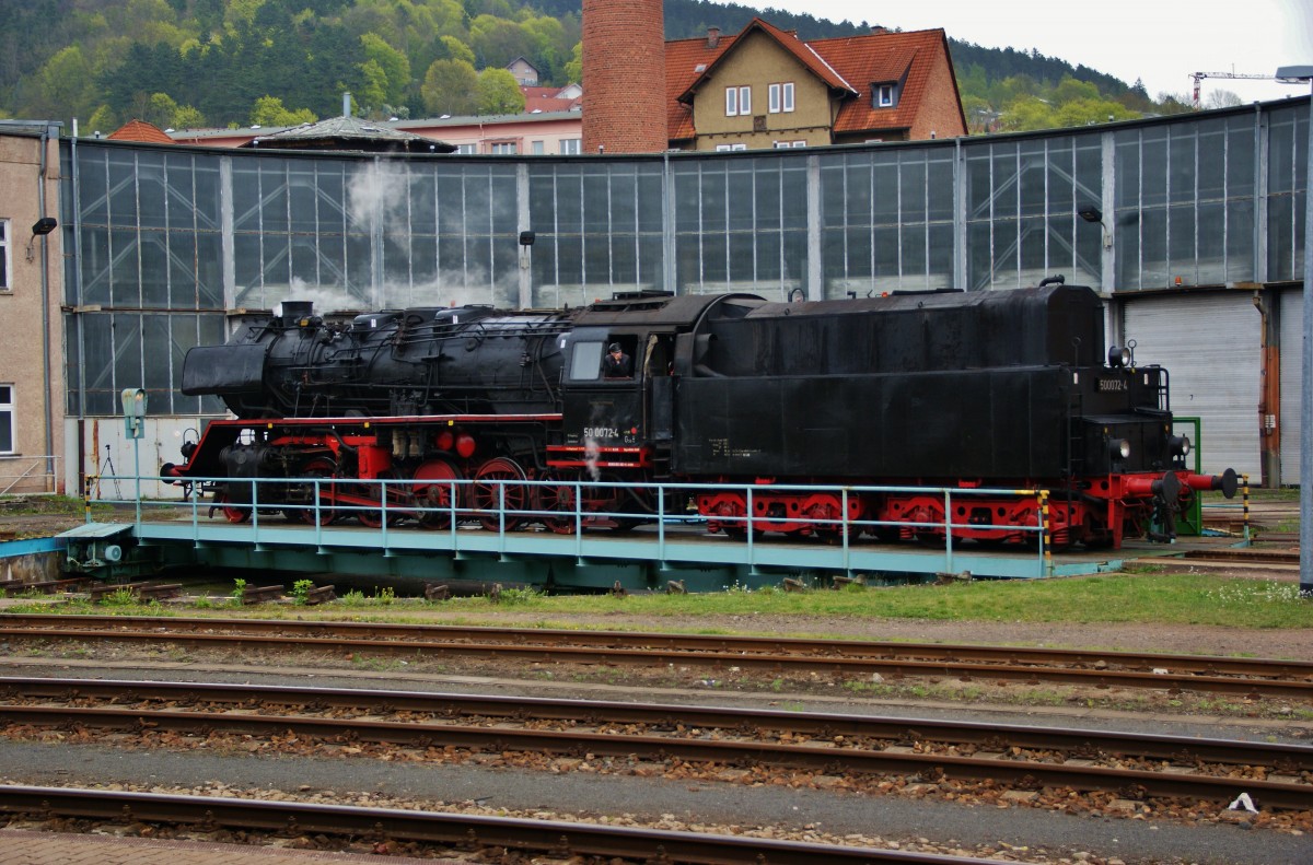 50 0072-4 auf der Drehscheibe im alten BW von Meiningen/Thü. am 10.04.14.