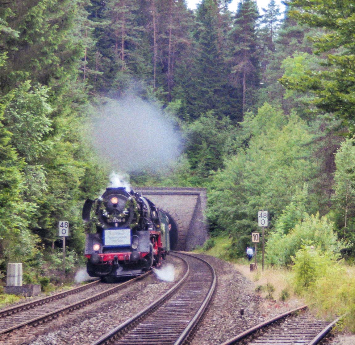 50 0508 kam am 13.7.02 aus dem 170 m langen Haidenh�beltunnel �stlich von Velden zum Strecken-km 48. Rechts die Ausweichanschlussstelle Dolomit.