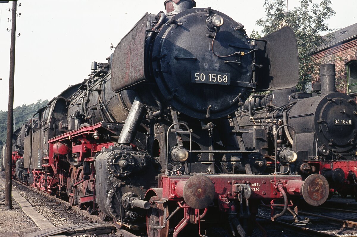 50 1568  abgestellt   neben  94.1648  u.a. Loks
