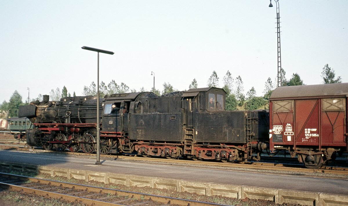 50 2319  mit Gz  im Bhf. auf Ausfahrt  schräg v.h.