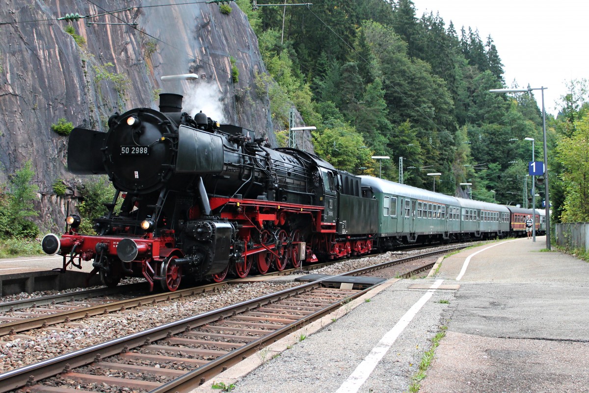 50 2988 am 13.09.2014 mit einem der letzten Pendelzüge (Triberg - St.Georgen - Triberg) für die Triberger Bahnhofstage im Bahnhof von Triberg. Am Zugschluss fuhr noch 52 7596 mit und gab Schubunterstützung.