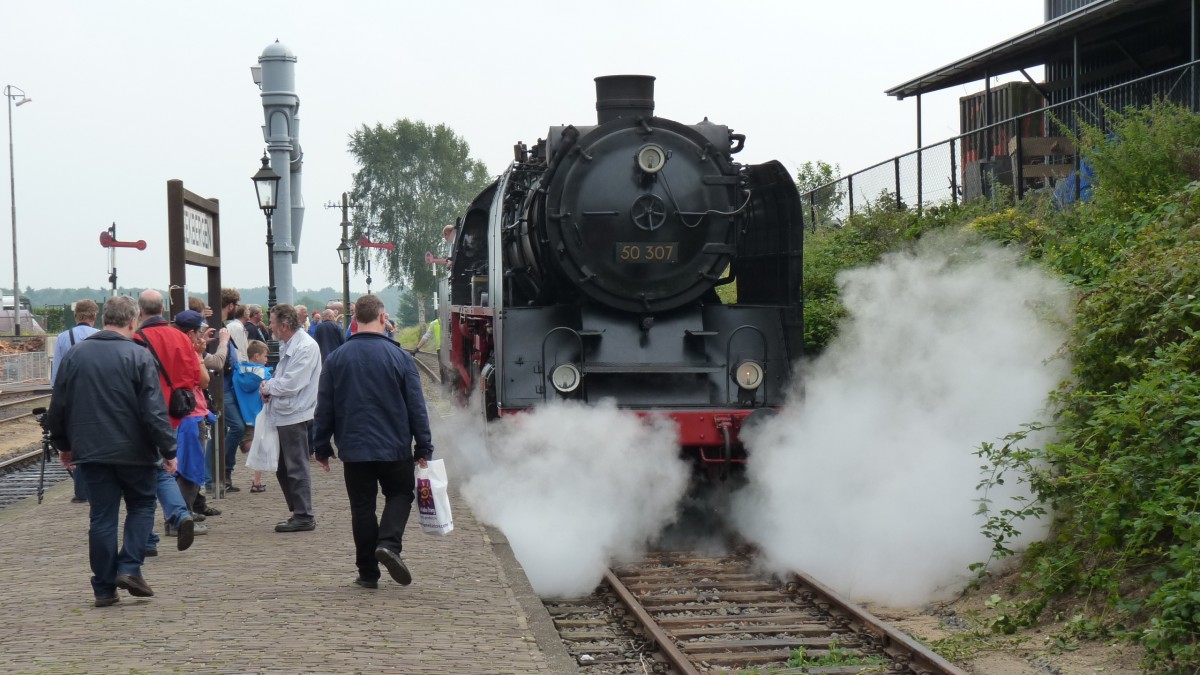 50 307, brachte den Zug aus Loene, jetzt auf Rangierfahrt, 1940 bei WLF gebaut / in Beekbergen am 6.9.2014 beim großen Eisenbahn-Spektakel  „Terug naar Toen - Zurück nach Damals“ der Museumseisenbahn VSM in Beekbergen / NL,

