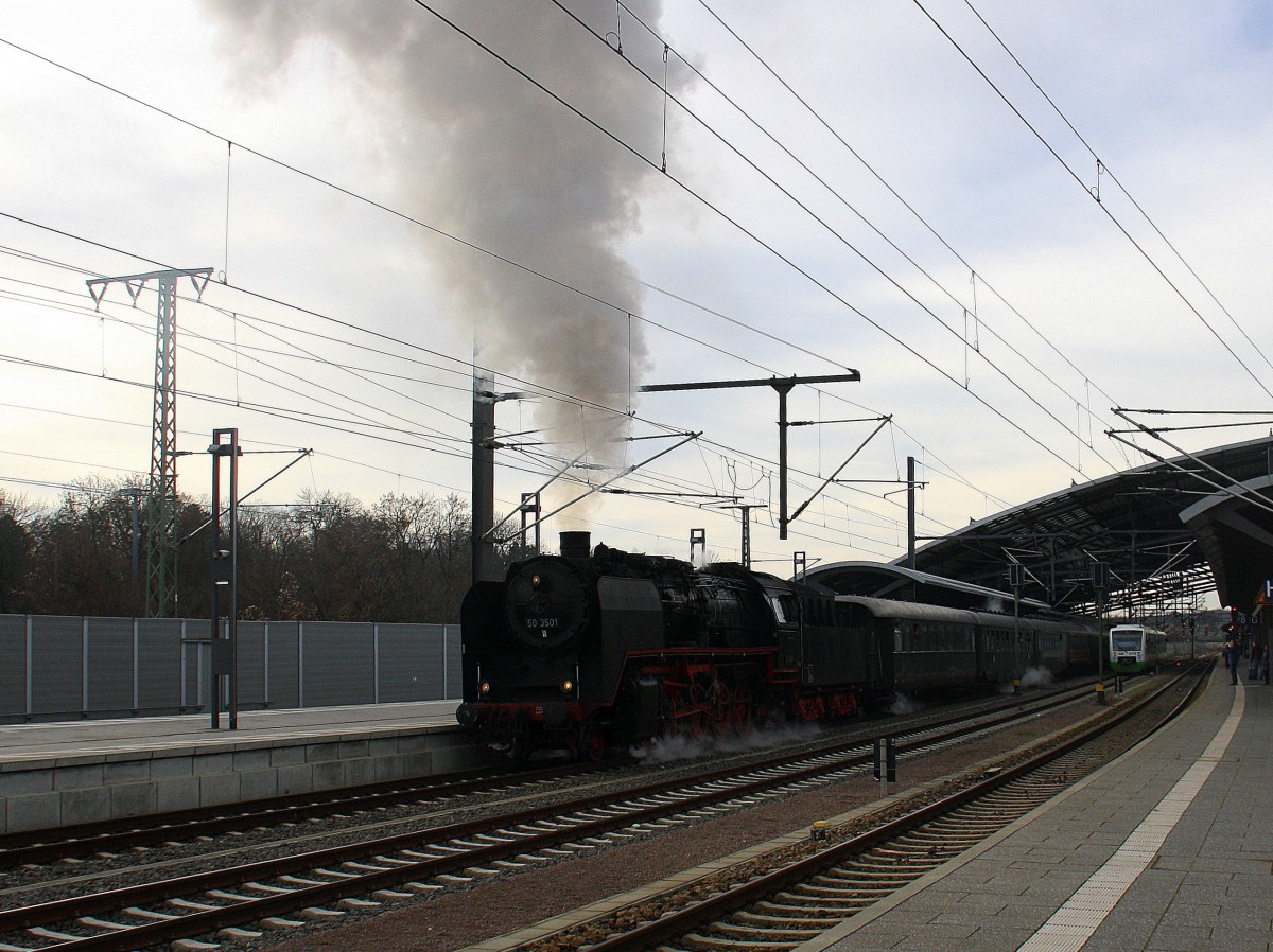 50 3501 fährt mit viel Dampf mit einem Sonderzug aus Meiningen nach Weimar-Hbf. 
Bei der Ausfahrt von Erfurt-Hbf und fährt in Richtung Erfurt-Ost. 
Aufgenommen vom Bahnsteig 5 in Erfurt-Hbf. 
Bei Sonne und Wolken am Kalten Mittag vom 5.12.2015.