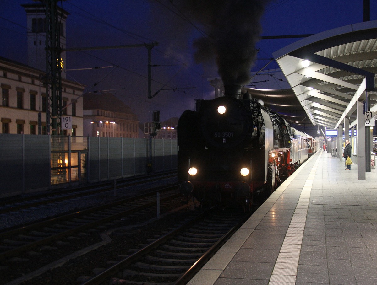 50 3501 fährt mit viel Dampf mit einem Sonderzug aus Weimar-Hbf nach Meiningen 
bei der Ausfahrt von Erfurt-Hbf.
Aufgenommen vom Bahnsteig 1 in Erfurt-Hbf.
Am Abend vom 5.12.2015.